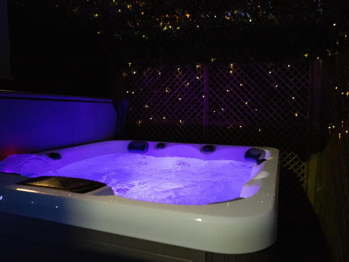 The Gathering @ Liver House - Hot Tub - Near Liverpool - Sleeps Up To 20 بيركينهيد المظهر الخارجي الصورة