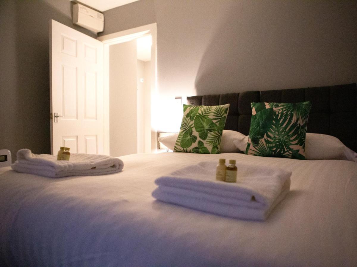 The Gathering @ Liver House - Hot Tub - Near Liverpool - Sleeps Up To 20 بيركينهيد المظهر الخارجي الصورة